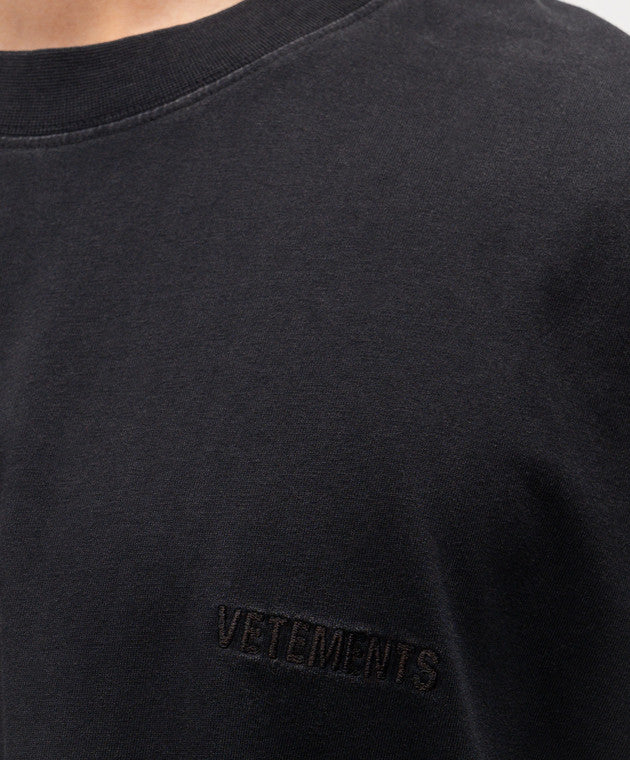 VETEMENTS Black straight-cut T-shirt with logo embroidery