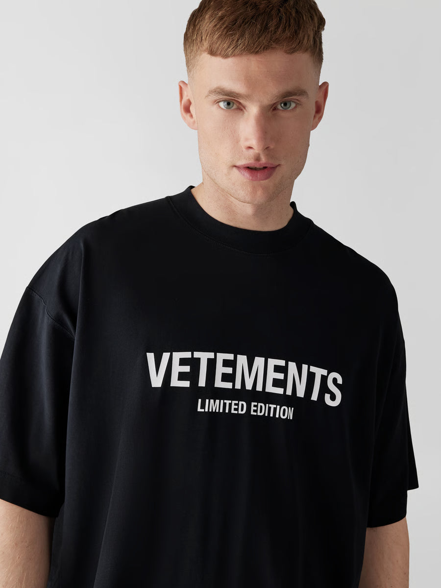 VETEMENTS Oversized T-Shirt mit Label-Print in anthrazit