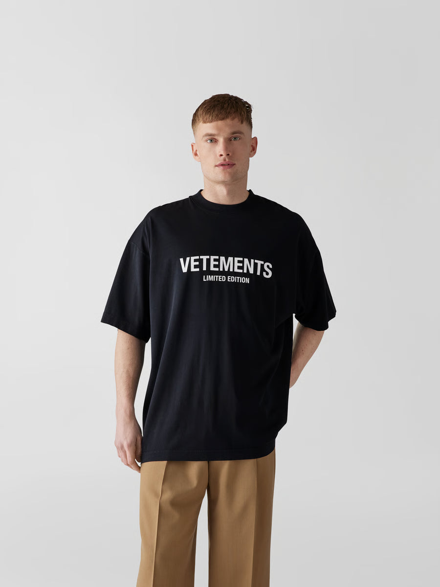 VETEMENTS Oversized T-Shirt mit Label-Print in anthrazit